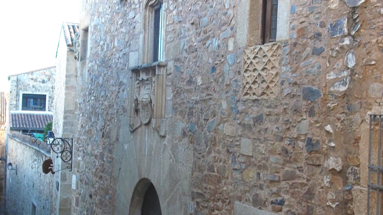 BIBLIOTECA "ZAMORA VICENTE"
