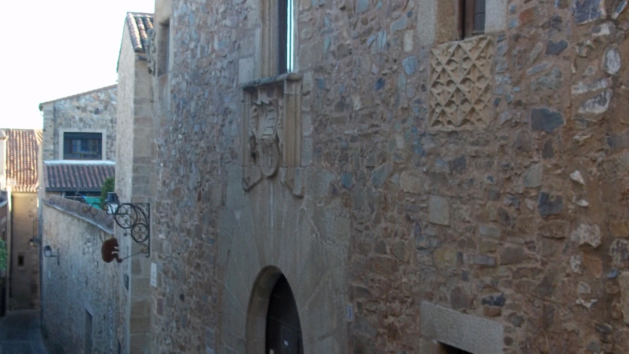 BIBLIOTECA "ZAMORA VICENTE"