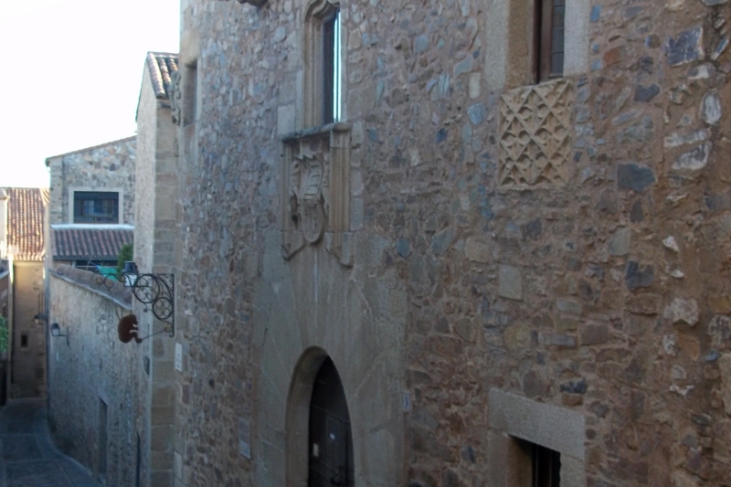 BIBLIOTECA "ZAMORA VICENTE"