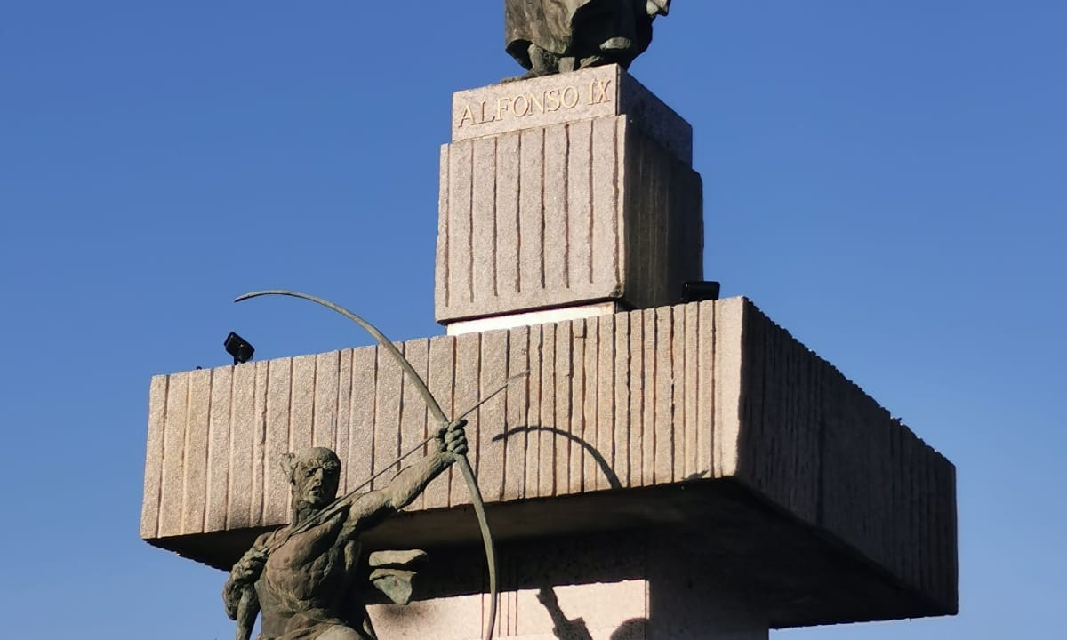 ESTATUA DE ALFONSO IX