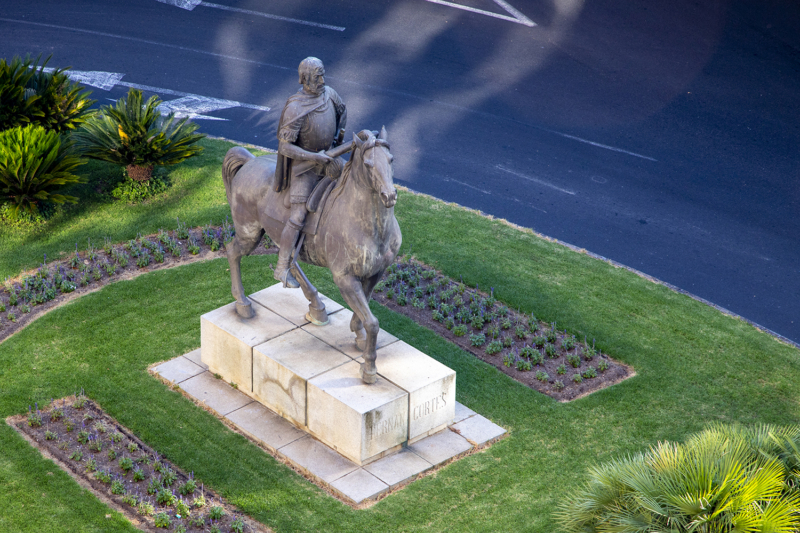 ESCULTURA DE HERNÁN CORTES