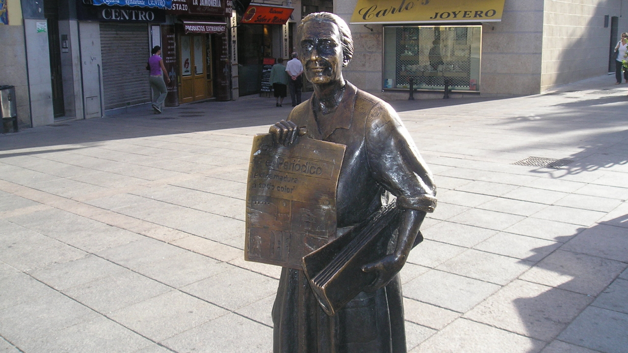 Estatua de la vendedora de periódicos, Leoncia.