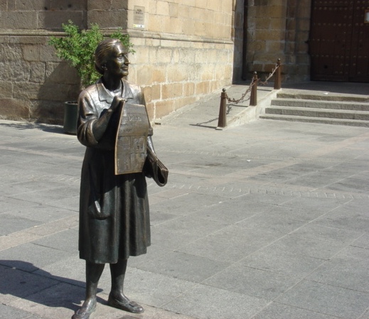 Estatua de Leoncia, vendedora de periódicos, en la Plaza de San Juan