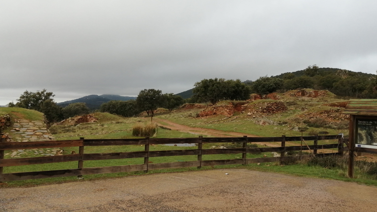 CONFLUENCIA DE CAMINOS EN LOS HORNOS DE LA CAL (SIERRA DE FUENTES)