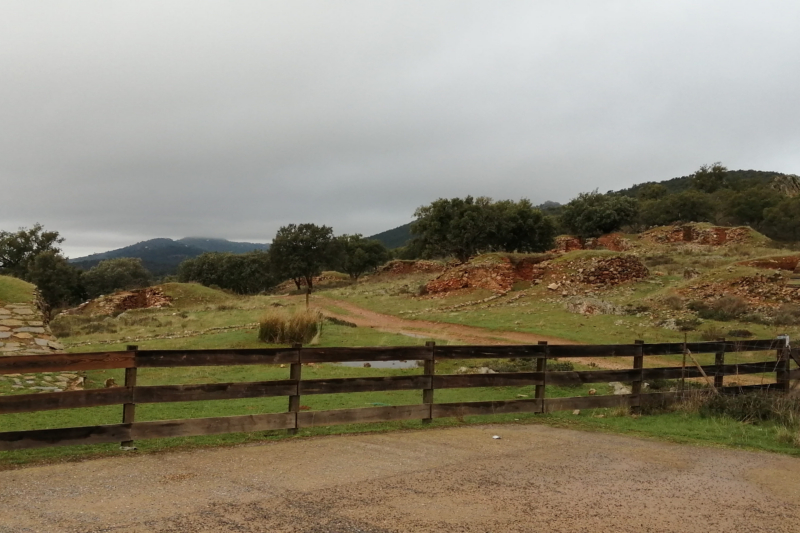 CONFLUENCIA DE CAMINOS EN LOS HORNOS DE LA CAL (SIERRA DE FUENTES)